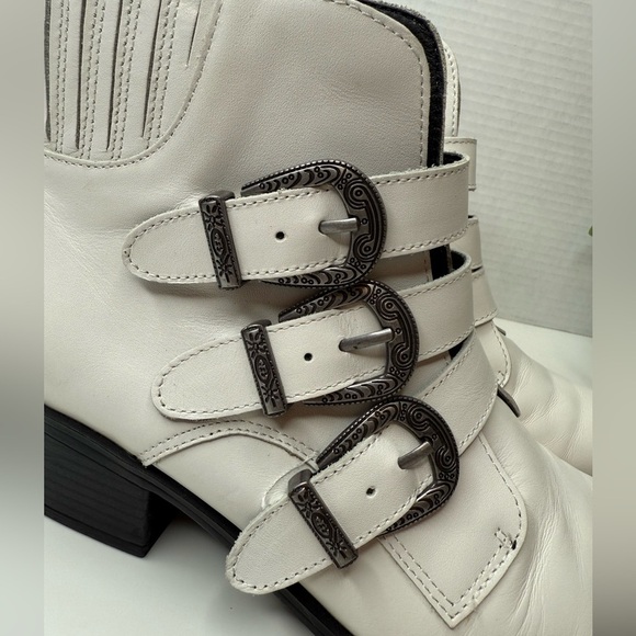 Steve Madden Bark White Leather Belted Ankle Booties Size 7.5M Streetwear Moto - Picture 5 of 15